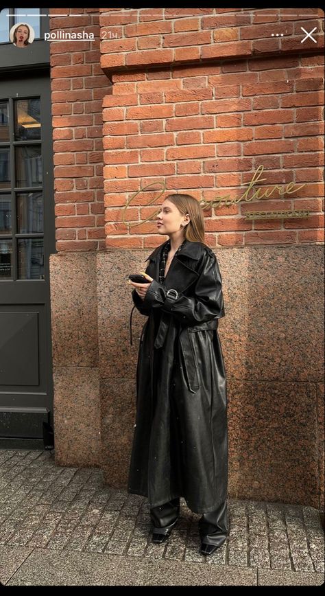 Leather Raincoat, Long Raincoat, Raincoat Outfit, Long Rain Coat, Famous Outfits, Long Leather Coat, Blog Inspiration, Long Coat, Leather Coat