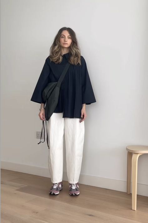 Muji Fashion Woman, Midsize Hijab Outfit, Muji Outfit Style Women, How To Look Japanese, Feminine Masculine Style Outfit, Japanese Workwear Women, Japanese Street Style Minimalist, Muji Outfit, Muji Style Fashion