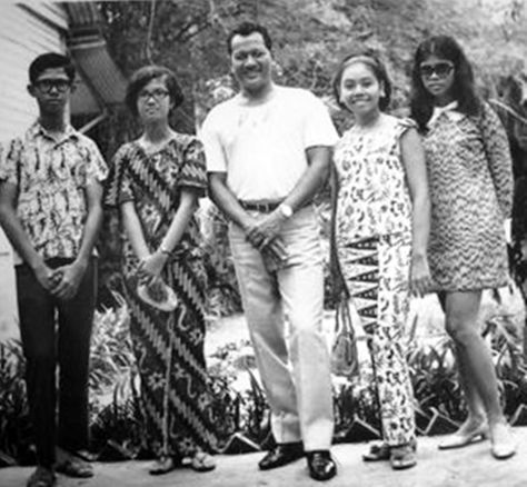 60s Malay Fashion, P Ramlee Aesthetic, Malaysia Nostalgia, Singapore Nostalgia, Malaysia Culture, P Ramlee, Malaysia Vintage, 80s Punk Fashion, History Of Malaysia