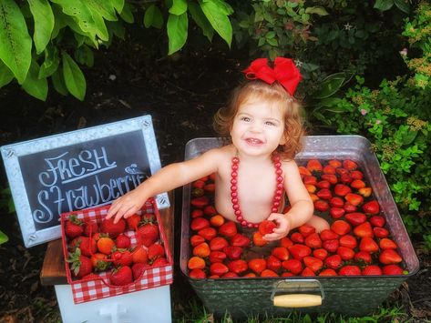 Strawberry Photoshoot Photo Ideas, Strawberry 1st Birthday Photoshoot, Berry First Birthday Photoshoot, Berry Photoshoot, Strawberry Photoshoot, Tub Photography, Strawberry Pictures, 6 Month Baby Picture Ideas, Month Pictures