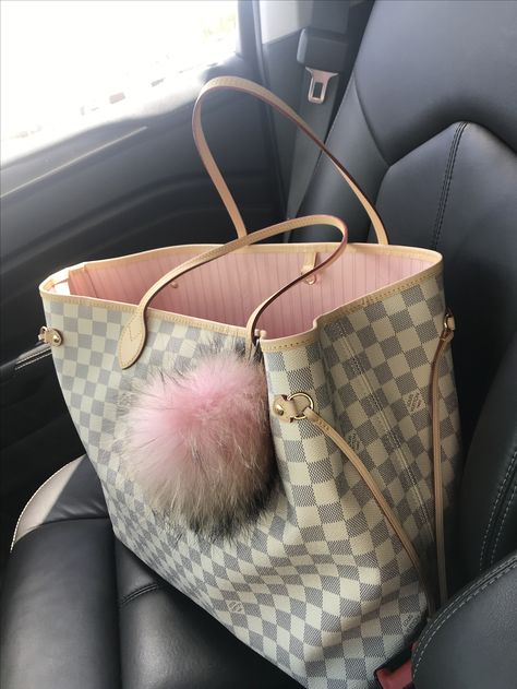 Louis Vuitton Neverfull Gm Damier Azur with rose ballerine interior Lv Neverfull Damier Azur, Baddie Purses, Louis Neverfull, Louis Vuitton Neverfull Damier Azur, Louis Vuitton Neverfull Outfit, Louis Vuitton Outfit, Lv Neverfull, Dream Bag, Louis Vuitton Neverfull Gm