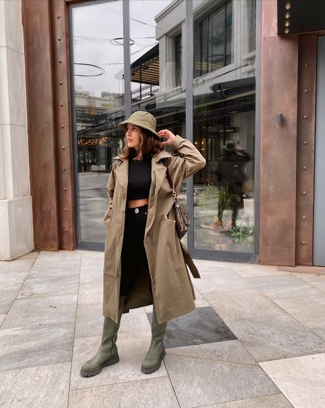 Green Chunky Boots Outfit, Olive Green Boots Outfit Winter, Green Chelsea Boots Outfit, Rain Boots Outfit Spring, Green Boots Outfit, Outfit Trenchcoat, Chunky Boots Outfit, Rainboots Outfit, Olive Green Boots