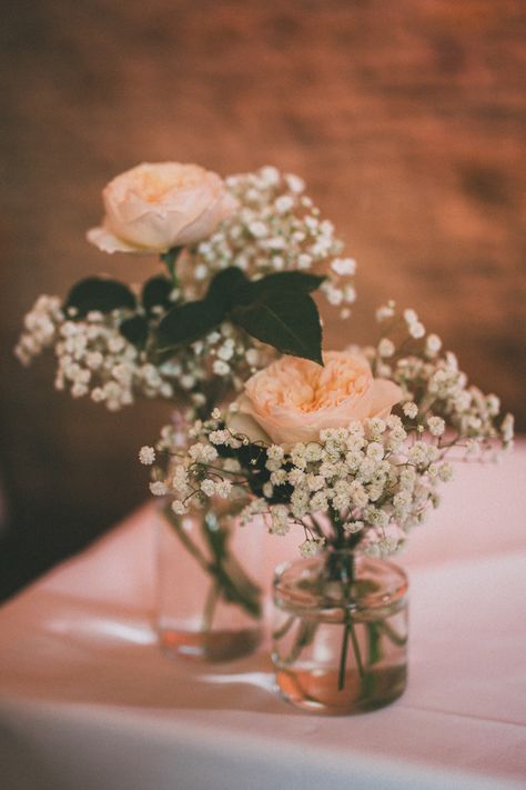 Glass Jars Wedding Decorations, Peach Table Decorations, Peach Decorations Wedding, Simple Table Flowers, Peach Centerpiece Wedding, Wedding Decor Peach, Gypsophila Table Decorations, Simple Cake Table Decor, Peach Table Decor