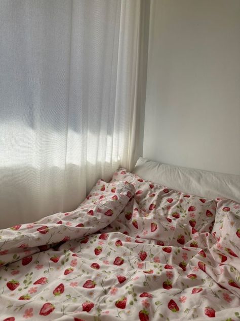 Cute Aesthetic Bedding, Strawberry Bedding Aesthetic, Strawberry Bed Sheets, Strawberry Bedsheets, Strawberry Themed Room, Girl Bedroom Ideas Aesthetic, Red Themed Room, Strawberry Room Decor, Strawberry Comforter