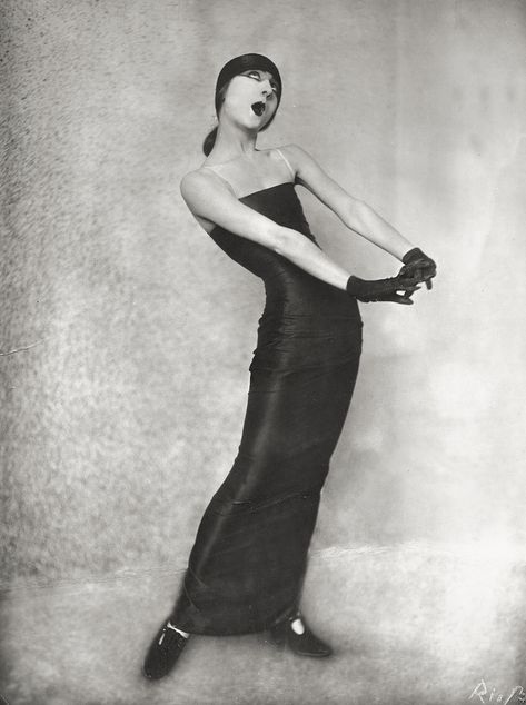 Frieda Riess :: Portrait of cabaret artist Margo Lion singing the couplet ‘Die Linie der Mode’ in the Wilde Bühne in Berlin, 1924. Weimar Berlin, Ziegfeld Girls, Marlene Dietrich, Vintage Portraits, Cabaret, Strike A Pose, Vintage Beauty, Vintage Photography, Vintage Images