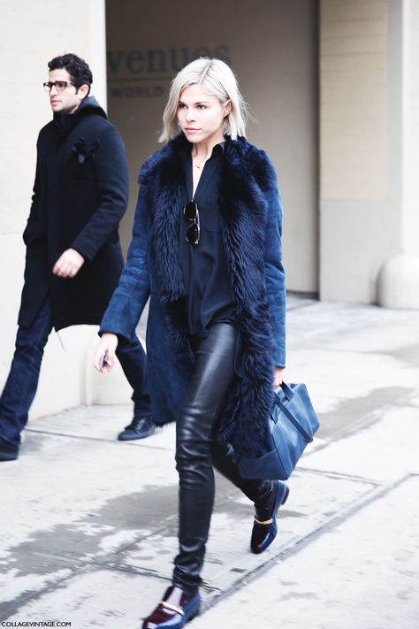 navy style Blue Fur Coat, New York Fashion Week Street Style, Walking Down The Street, Monochrome Fashion, Black Leather Pants, Cooler Look, Autumn Street Style, Shearling Coat, Fashion Week Street Style