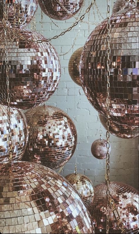 Disco Ball Background Aesthetic, Vintage Disco Ball Aesthetic, Disco Ball Wallpaper Iphone, Disco Ball Picture, Iphone Screen Savers, Holographic Wallpapers, Monogram Wallpaper, Home Gym Design Garage, Disco Theme