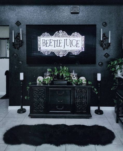 Beetlejuice Room, Gothic Home Interior, Home Sweet Hell, Halloween Home Decor Ideas, Gothic Living Room, Retro Apartment, Goth Houses, Halloween Bedroom, Beetlejuice Halloween