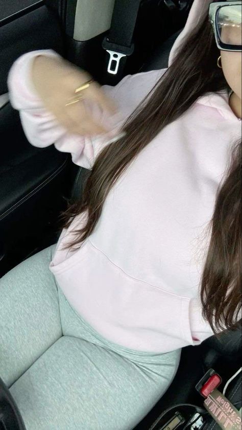 Hoodies For Winter, Flats Aesthetic Outfit, Light Pink Hoodie Outfit, Pretty Pink Outfits, Outfit Ideas Pictures, Cute Clothes Pink, Hoodie With Leggings, Outfit Ideas Leggings, Outfit Picture Ideas