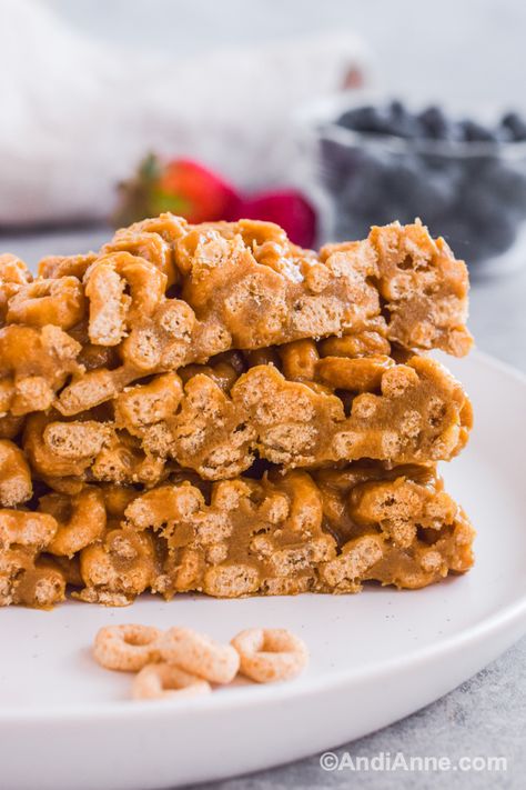 Easy Healthy Cereal Bars (Only 3 Ingredients!) Healthy Cereal Bars, Homemade Cereal Bars, Cereal Bars Homemade, Cereal Treat Recipes, Melted Peanut Butter, Snack Bar Recipes, Cereal Bars Recipes, Peanut Butter And Honey, Cheerios Cereal