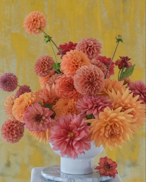 Dahlia Centerpiece Wedding, Dahlias Wedding, Wedding Bouquets Bride, Plant Projects, Wedding Set Up, Wedding Deco, Orange Flowers, Spring Wedding, Pretty Flowers