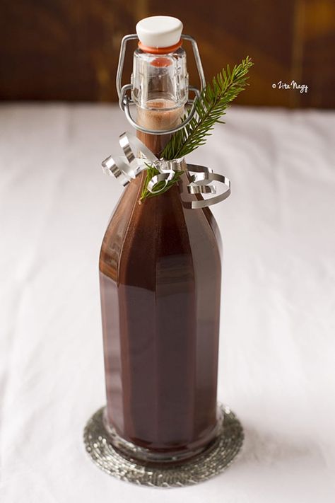 Homemade chocolate liqueur Alcoholic Candy Recipes, Homemade Liqueur Recipes, Homemade Alcohol, Homemade Liquor, Liquor Recipes, Liqueurs Recipes, Chocolate Liqueur, Homemade Wine, Homemade Drinks