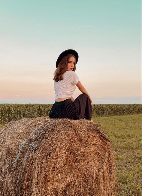 Hay rolls photoshoot Hay Rolls Photoshoot, Hay Bales Photoshoot, Hay Bale Photoshoot, Western Photoshoot, Straw Bale, Birthday Shoot, Hay Bales, Outdoor Photoshoot, Photoshoot Inspo