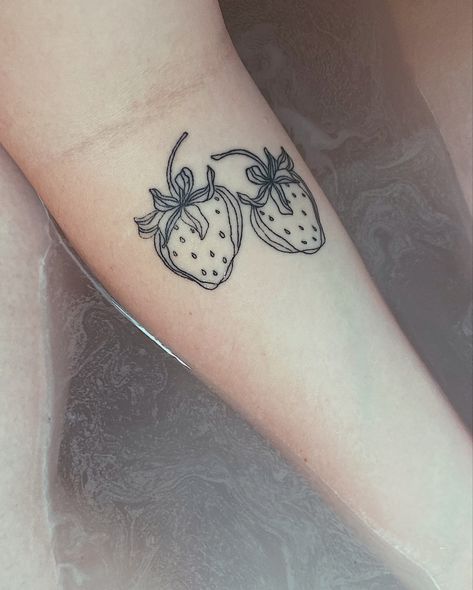 Tattoos With Meaning For Men, Tattoo Simplistic, Tattoo Strawberry, Strawberry Tattoos, Tattoos Masculinas, Strawberry Tattoo, Fruit Tattoo, White Strawberry, Dainty Tattoos