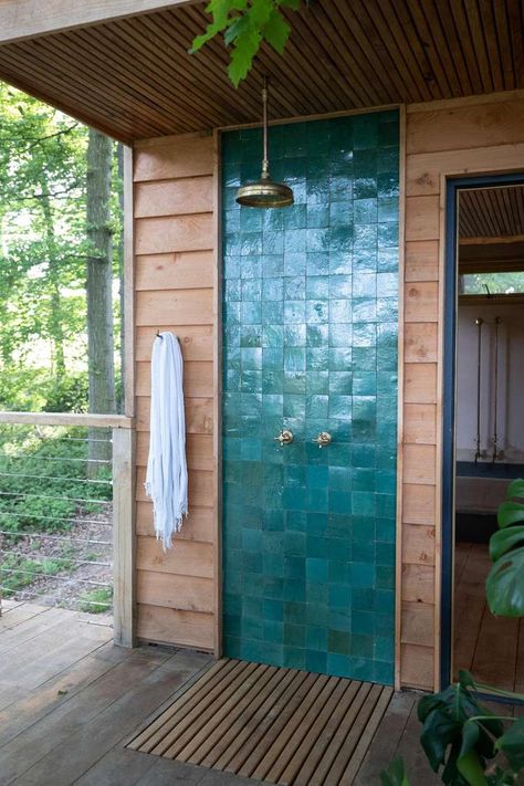 Outdoor Shower Ideas, Casas Country, Treehouse Hotel, Outdoor Bathroom Design, Virgin Island, Pool Bath, Outdoor Bath, Outdoor Bathrooms, Ceiling Panels