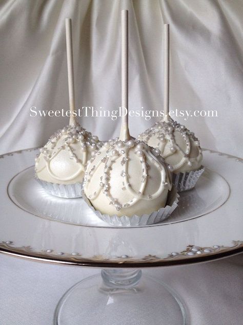 Cake Pop Wedding Favors Elegant Wedding Favor Sayings, Oreo Truffle, Oreo Cake Pops, Cake Pop Displays, Pops Cake, Wedding Cake Pops, Salted Caramel Fudge, Inexpensive Wedding Favors, Cupcakes Decorados