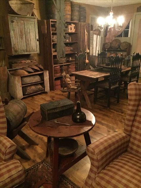 Primitive Living Room Ideas, Primitive Homes Interiors, Primitive Home Decorating, Early American Decor, Primitive Dining Rooms, Primitive Bedroom, Primitive Living, Primitive Living Room, Primitive House