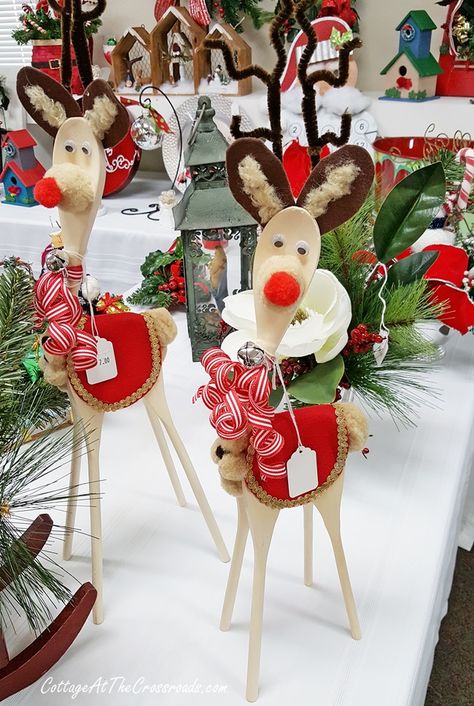 Christmas deer made from wooden spoons Reindeer Diy Crafts, Wooden Spoon Christmas Crafts, Wooden Spoon Reindeer, Wooden Spoons Crafts, Christmas Wooden Spoons, Reindeer Crafts, Diy Reindeer, Reindeer Diy, Wooden Spoon Crafts