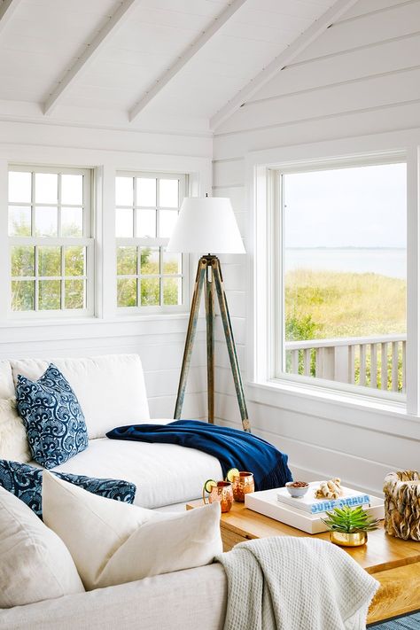 Classic Living Room Design, Nantucket Cottage, Nantucket Home, White Sectional, Waterfront Cottage, Living Room Design Ideas, Classic Living Room, Lounge Design, Summer Cottage