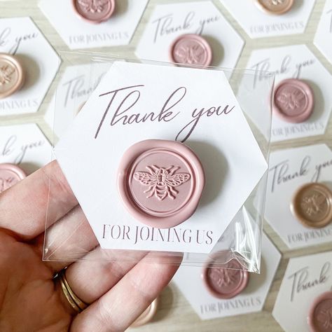 Wax Seal Magnet, Unique Wax Seal Ideas, Wax Seals Ideas, Wax Seal Crafts, Wax Seal Ideas, Wedding Favors Candles, Wax Seal Stamp Diy, Diy Wax Seal, Magnet Favors