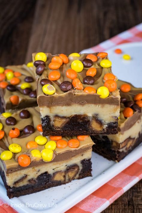 Peanut Butter Cheesecake Brownies, Cheesecake Brownie Bars, Ultimate Cheesecake, Reeses Cheesecake, Savory Cakes, Cheesecake Brownie, Random Aesthetics, Candy Treats, Peanut Butter Cheesecake