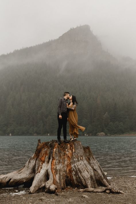 Rattlesnake Lake and Franklin Falls Engagement Session — Between the Pine Washington State Engagement Photos, Pnw Oregon, Fam Photos, Lake Photoshoot, Airbnb Wedding, Fall Engagement Pictures, Engagement Picture, Epic Photos, Emerald Wedding