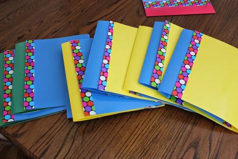 Desk Organization Student, Desk Organisation Student, Privacy Folders, Diy Desk Organization, Desk Privacy, Folder Diy, Cheap Desk, Classroom Desk, Desk Dividers