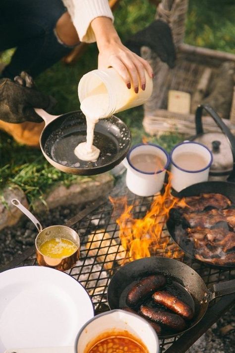 Campfire Pancakes, Campfire Breakfast, Zelt Camping, Camping Photography, Camping Aesthetic, Campfire Food, Campfire Cooking, Easy Camping, Camping Essentials