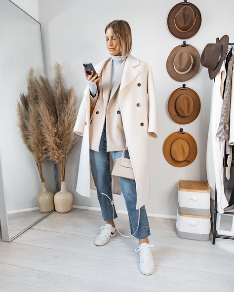 Casual neutral winter jeans outfit wearing sneakers. Shop this look via the link ✨ #casual #casualstyle #casualoutfit #casualchicstyle #casualchic #ootd #jeanslook #jeansoutfit #neutralstyle #neutraloutfit #winteroutfit #winterlook The Style Visitor, Winter Jeans Outfit, Neutral Winter Outfit, Casual Chic Spring, Jeans Outfit Winter, Zoom Meeting, Winter Jeans, Oversized Jacket, Jeans Outfit