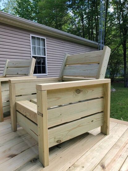 Outdoor Chairs Diy, Wood Chair Diy, Modern Deck, Wood Patio Furniture, Outside Furniture, Backyard Diy, Small Deck Decorating Ideas, Wood Patio, Deck Decorating Ideas