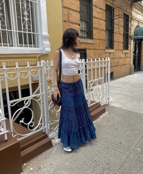 Blue Maxi Skirt Outfit, Floral Maxi Skirt Outfit, Maxi Skirt Outfit Summer, Maxi Skirt Outfit, Spring Skirt Outfits, Skirt Outfit Summer, Blue Maxi Skirt, Maxi Skirt Outfits, Floral Maxi Skirt