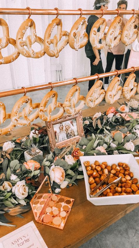 Wedding Late Night Snacks, Beer Garden Wedding, Wedding Pretzels, Pretzel Bars, Wedding Snacks, Bridal Shower Food, Boho Party, Cream Wedding, Soft Pretzels