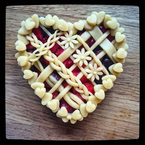 See this Instagram photo by @julie_jonesuk • 4,930 likes Creative Pie Crust, Heart Shaped Strawberry, Fancy Pie Crust, Pie Crust Art, Beautiful Pie Crusts, Creative Pies, Decorative Pie Crust, Resep Pizza, Pie Crust Designs