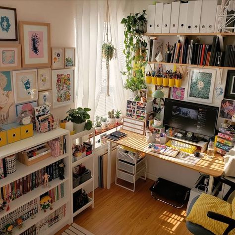 Vintage Decor Office, Art Studio Setup Ideas, Artist Desk Ideas, Cottage Core Gaming Set Up, Art Studio At Home Small Spaces, Artistic Bedroom Ideas, Craft Room Aesthetic, Comfy Office Space, Desk Organization Home Office