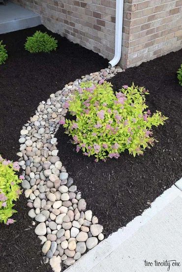 25 Cheap Landscaping Fixes That Look Expensive | Decor Home Ideas Front Yard Curb Appeal, Front Yards Diy, Curb Appeal Ideas, Wine Barrel Planter, Front Yards Curb Appeal, Diy Curb Appeal, Small Front Yard, Spring Decoration, Easy Landscaping