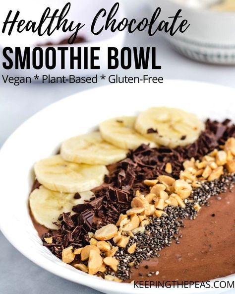 This Chocolate Smoothie Bowl is made with all natural vegan ingredients, and topped with sliced banana, chocolate shavings, nuts, and chia seeds making it a healthy yet decadent sugar free breakfast, snack or dessert! Low Calorie Smoothie Bowl, Healthy Chocolate Smoothie, Smoothie Bowls Recipe Easy, Healthy Desayunos, Healthy Chocolate Banana, Bowl Recipes Easy, Smoothie Bowl Recipe Healthy, Sugar Free Breakfast, Chocolate Smoothie Bowl