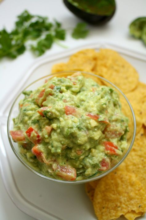 Mexican Guacamole Recipe, Mango Guacamole, Mexican Guacamole, Guacamole Dip, Best Guacamole Recipe, Toxic Foods, Guacamole Recipe, Dip Recipes, Raw Food Recipes