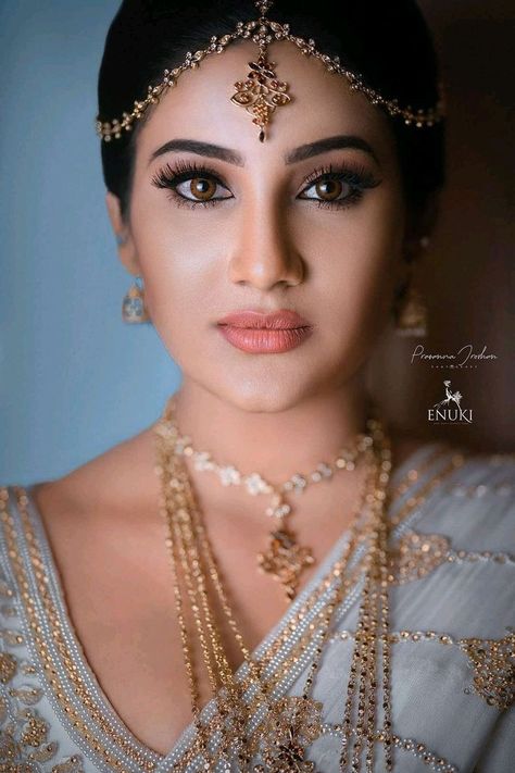 SinhalesePeople Traditional Kandyan Bride, Kandian Bride Sri Lanka, Osari Designs, Kandyan Jewellery, Kandyan Bridesmaid, Buddhist Wedding Dress, Srilankan Bride, Kandian Bride, Sri Lankan Wedding Saree