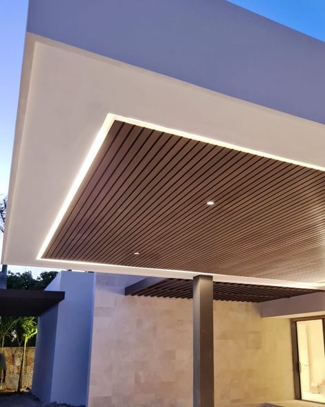 Fluted composite wood panels for a chic ceiling 🛠 UH58 IPE #compositewood #wood #architecture #luxurylifestyle #luxury #design #landscapearchitecture #architecturephotography #architecturelovers #designinspiration #highenddesigners #wpc #cladding #siding #revetementmural #architecture #architect #design #homedecor #inspiration #architecturelovers #designlovers #designinspo #claddingdesign #claddingwall #claddingmaterial #claddinginspiration #ceiling #plafonnier Fluted Wall Panel Ceiling, Hpl Ceiling Design, Wooden Batten Ceiling, Porch Pvc Ceiling Design, Fluted Ceiling Design, Fluted Panel Ceiling, Porch False Ceiling Designs, Exterior Ceiling Design, Car Porch False Ceiling Design