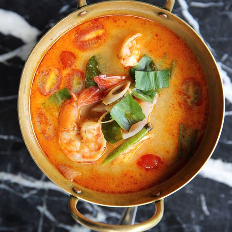 History of Tom Yum Goong, an iconic Thi soup, with a detailed recipe. Tom Yum Goong, Tom Yum Paste, Lime Leaves, Tom Yum Soup, Tom Yum, In The Mood, Lemon Grass, Quick Easy Meals, Broth