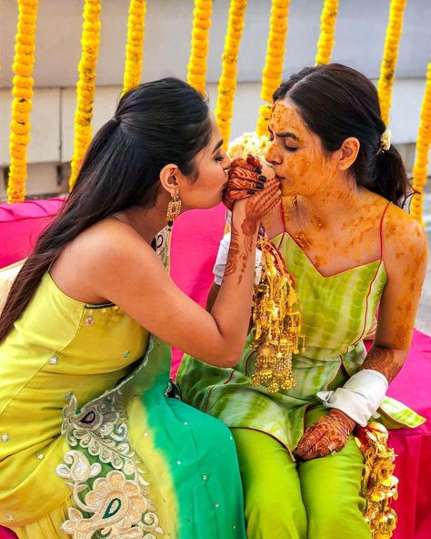 15 Gorgeous Haldi Outfits On Real Brides To Inspire You! - Wedbook Haldi Poses For Bride, Haldi Photoshoot, Bridesmaid Poses, Haldi Dress, Bridesmaid Photoshoot, Sisters Photoshoot Poses, Bride Photos Poses, Haldi Outfit, Sister Poses