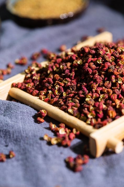 Chemical Composition and Culinary Applications of Diverse Sichuan Pepper Varieties-ZPICE UP Pepper Varieties, Boiled Beef, Green Peppercorn, Chemical Compounds, Sichuan Peppercorn, Sichuan Pepper, Cold Dishes, Unique Fragrance, Professional Chef