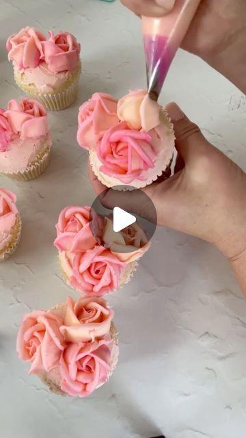 Daily Dose Of Art 🎨 | Dive into the enchanting world of @bouquetcakes_ where cupcakes blossom into stunning floral masterpieces! 🌼 These edible bouquets are not... | Instagram Buttercream Icing Techniques, Cupcake Bouquets, Cupcake Queen, Edible Bouquets, Icing Techniques, Pretty Cupcakes, Floral Cupcakes, Cake Decorating Piping, Cupcake Art