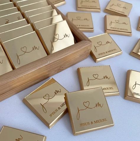 Wedding Favors For Guests 2023, Wedding Favor Design, Reception Area Design Wedding, Chocolate Souvenirs Wedding, Chocolate Design For Engagement, Customized Wedding Favors, Wedding Party Favors For Guests Elegant, Wedding Bomboniere Ideas, Small Wedding Touches