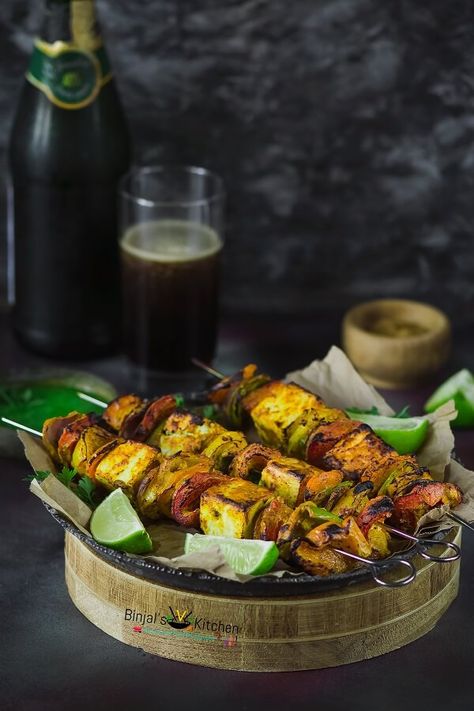 Paneer Tikka Paneer Tikka Photography, Paneer Tikka Recipe, Desi Street Food, Desi Khana, Paneer Dishes, Tikka Recipe, Tikka Masala Recipe, Paneer Recipe, Tandoori Masala