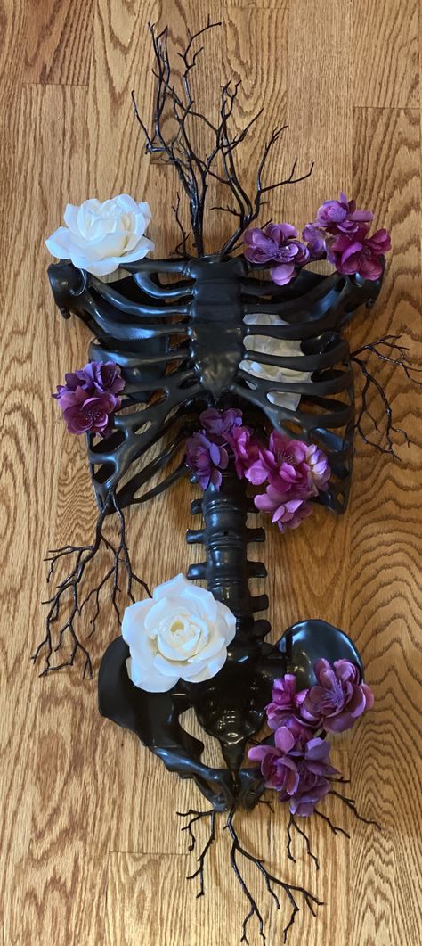 Skeleton Torso With Flowers Diy, Skeleton Torso With Flowers Decor, Skeleton Torso With Flowers, Skeleton Covered In Flowers, Diy Skull Decor, Skeleton Floral Art, Halloween Skull Flower Arrangement, Skull With Dried Flowers, Skeleton Craft