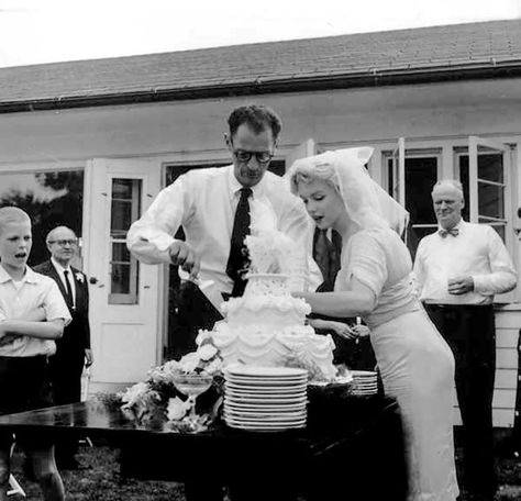 Marilyn Monroe and Arthur Miller : A wedding dress that has made history. Marilyn Monroe Wedding, Italy Wedding Dress, Arthur Miller, Milton Greene, Wedding Dress Alterations, Candle In The Wind, Marilyn Monroe Photos, Norma Jean, Norma Jeane