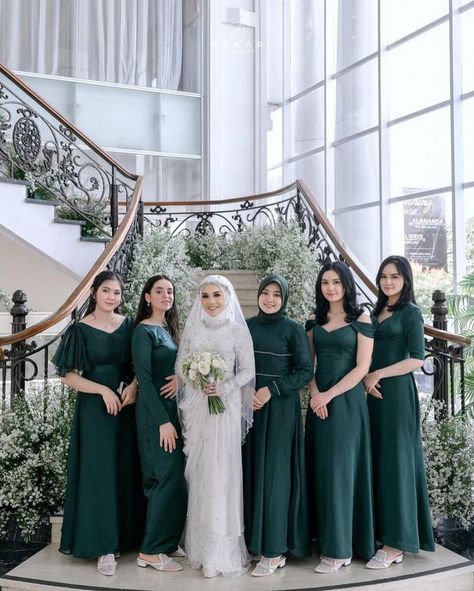 Photo Style Ideas, Hijau Sage, Bridesmaid Dresses Hijab, Muslim Wedding Gown, Kebaya Wedding, Bridesmaid Photoshoot, Bride Dress Simple, Dress Gamis, Emerald Green Weddings