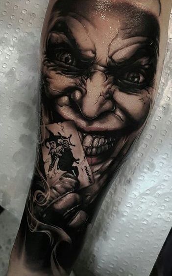 Herren Hand Tattoos, Tato Tradisional, Joker Tattoo Design, Evil Clown, Skull Sleeve Tattoos, Gangsta Tattoos, Evil Tattoos, Clown Tattoo, Men Tattoos Arm Sleeve