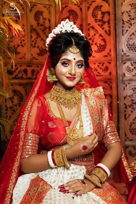 Royal Bridal Look Indian, Mackup Look, Beautiful Makeup Ideas, Best Indian Wedding Dresses, Crazy Dresses, Indian Bride Makeup, Bengali Bridal Makeup, Bride Photos Poses, Indian Wedding Bride